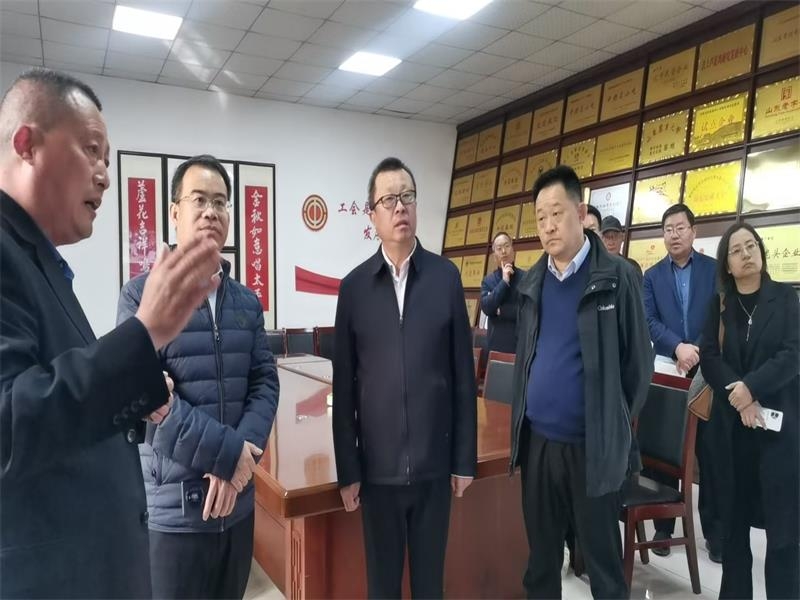 省自然資源廳林業(yè)改革發(fā)展處處長張文用一行來金秋農(nóng)牧公司調(diào)研林下經(jīng)濟(jì)發(fā)展情況